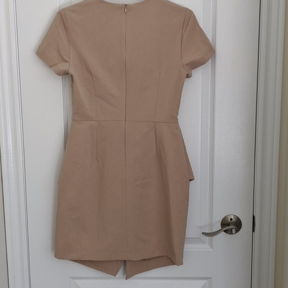 NWT beige dress with peplum side and front slit - Picture 4 of 4